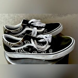 New no tags, authentic Vans fashionable shoes great for teenagers and men alike.